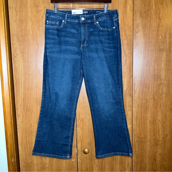 CHAPS NWT Mid Rise Crop Kick Dark Wash Womens Jeans Size 14/32 - Picture 2 of 4